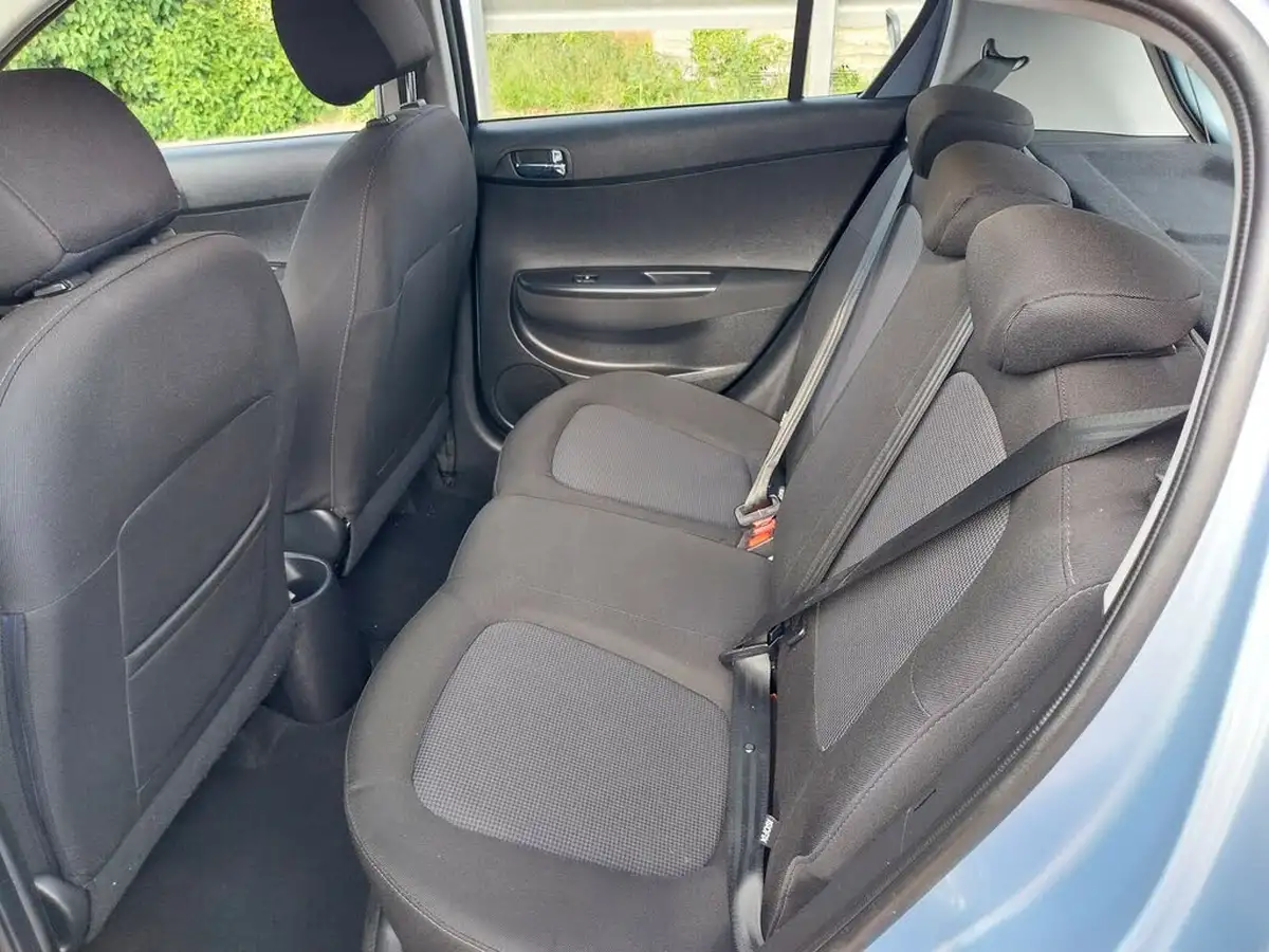 2013-hyundai-i20-12-active-5d-big-19
