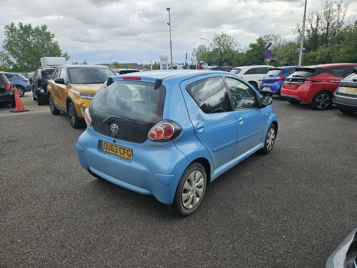 2013-toyota-aygo-10-move-5d-big-5