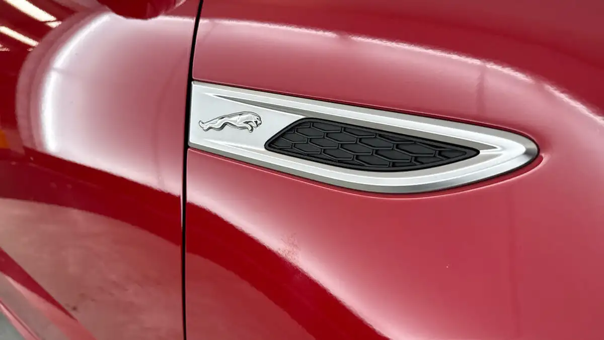 2021-jaguar-e-pace-15-p300e-r-dynamic-se-big-27