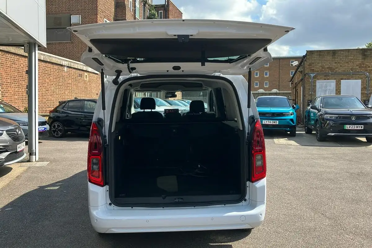 2024-vauxhall-combo-life-e-ultimate-xl-7st-big-34