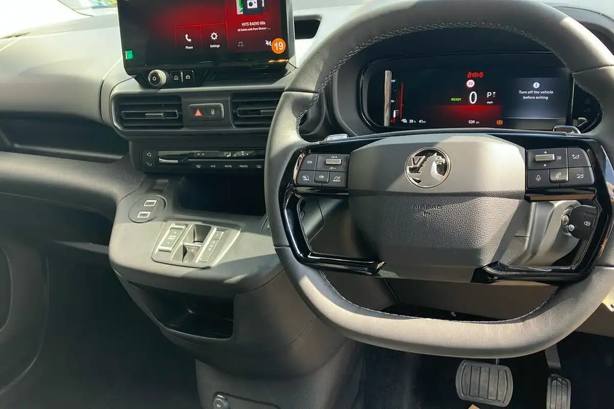 2024-vauxhall-combo-life-e-ultimate-xl-7st-big-10