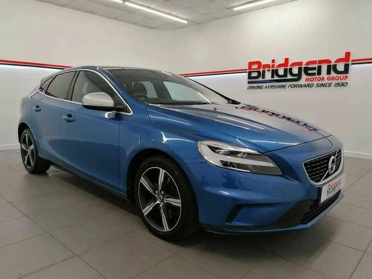 2019-volvo-v40-15-t3-r-design-edition-big-0