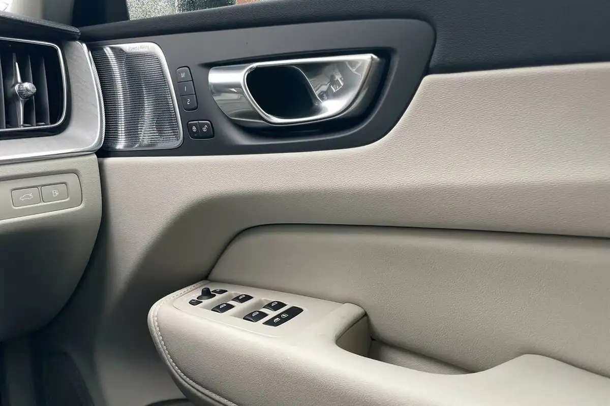 2024-volvo-xc60-20-t8-ultra-dark-big-45