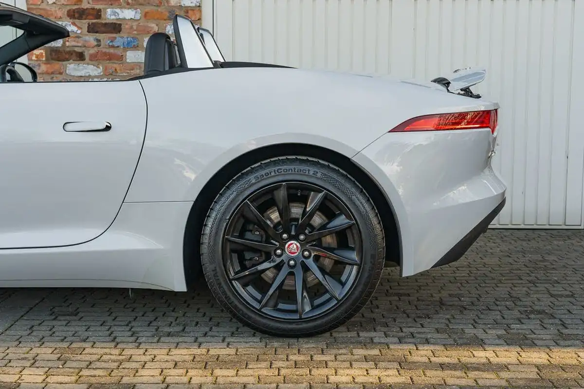 2015-jaguar-f-type-30-convertible-quickshift-big-14