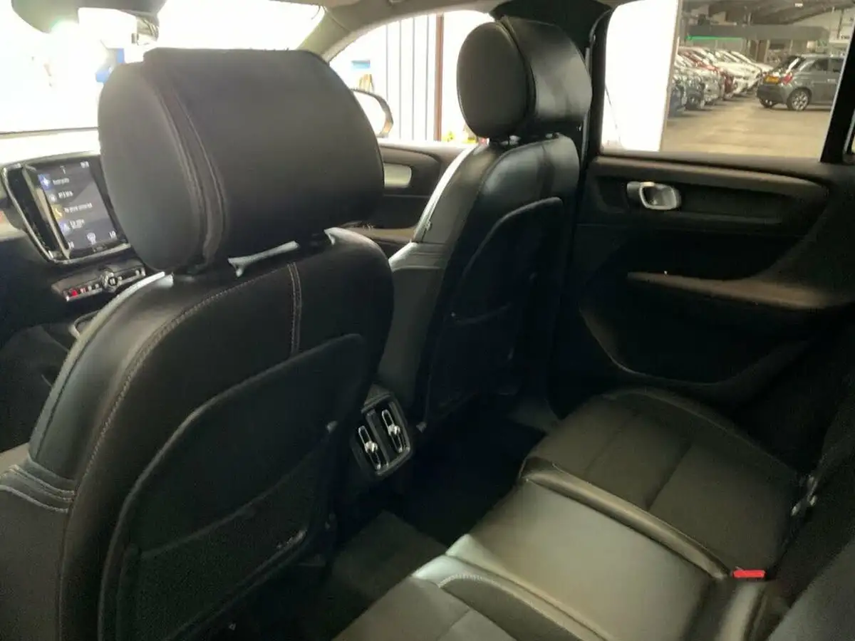 2019-volvo-xc40-20-t4-momentum-awd-big-24