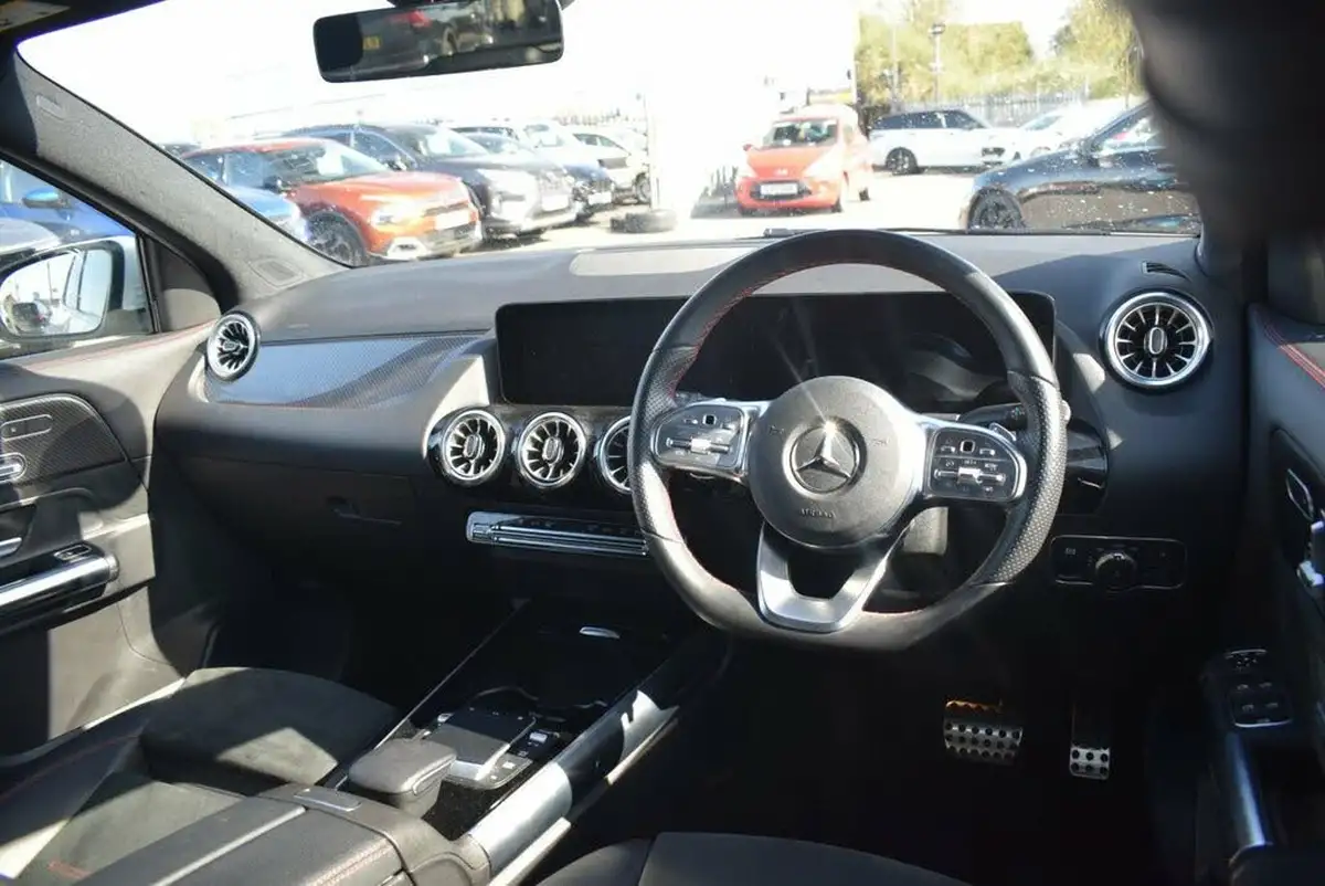 2021-mercedes-benz-gla-class-big-20