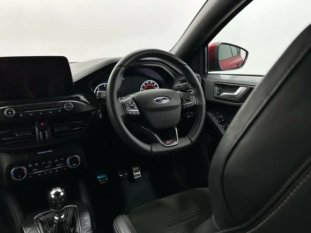 2020-ford-focus-20-st-hatchback-big-10