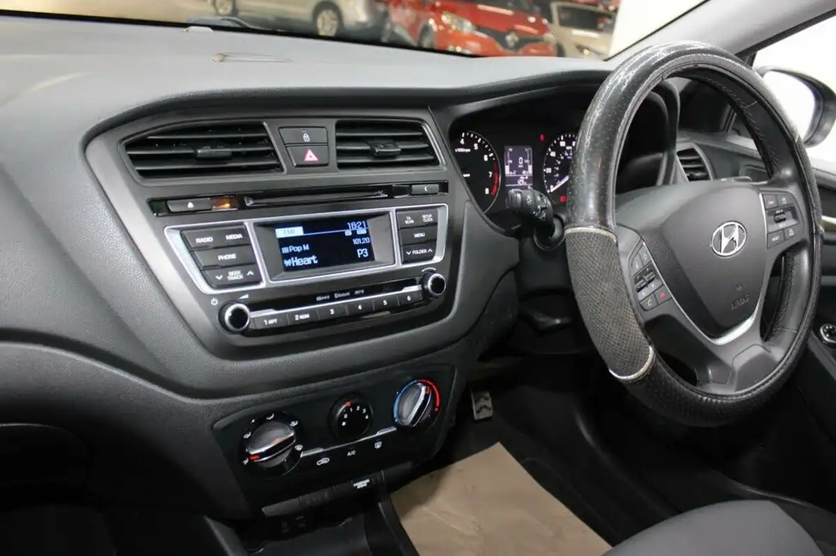 2016-hyundai-i20-10-active-big-29