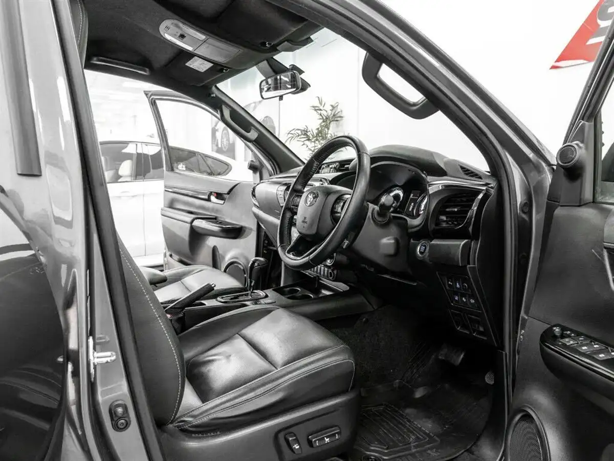2018-toyota-hi-lux-24d-4d-invincible-at35-32t-auto-big-15