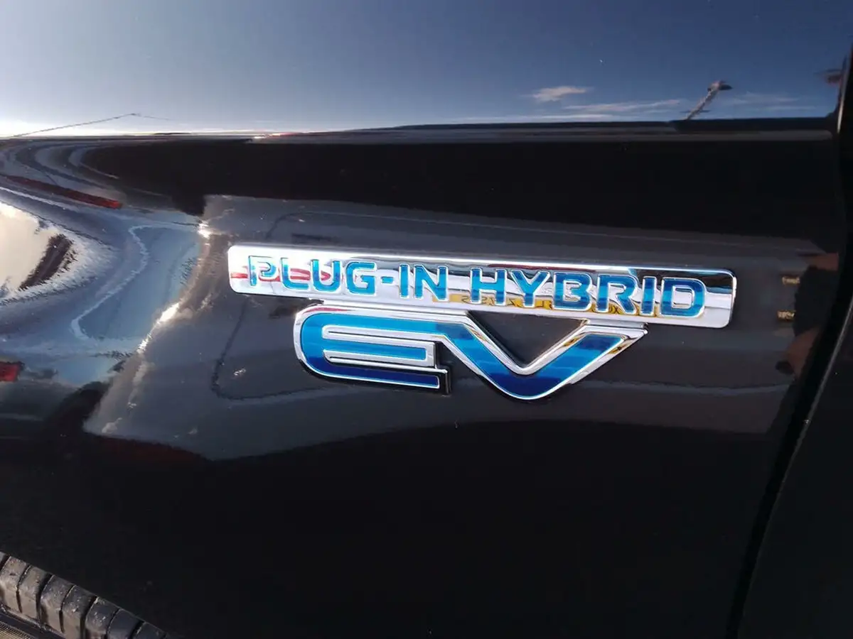 2021-mitsubishi-outlander-24-dynamic-safety-phev-big-42
