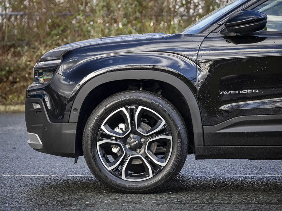 2025-jeep-avenger-12-gse-summit-big-13