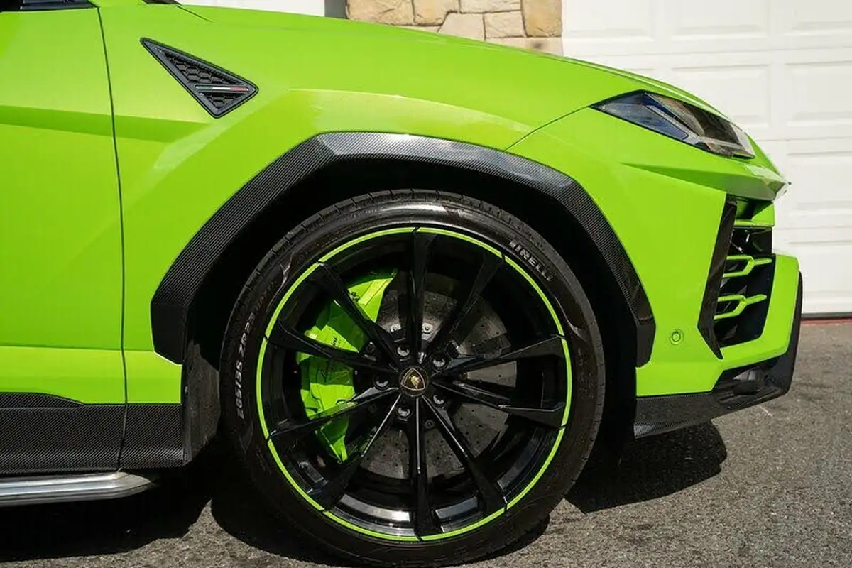 2021-lamborghini-urus-40-no-trim-big-3