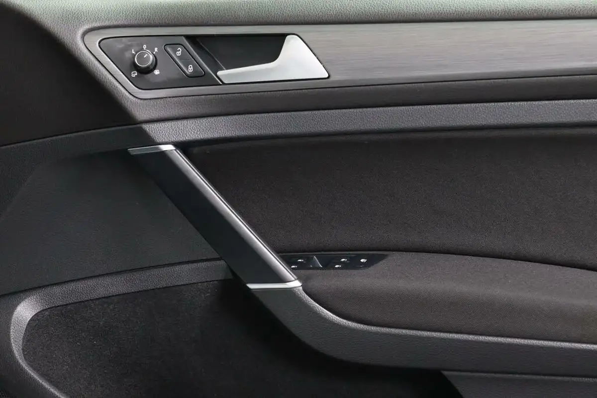 2018-volkswagen-golf-e-e-golf-big-31