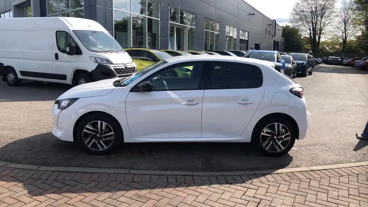 2023-peugeot-208-12-puretech-allure-premium-100ps-big-5