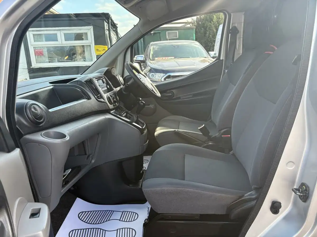 2015-nissan-nv200-15td-acenta-89bhp-panel-van-big-16