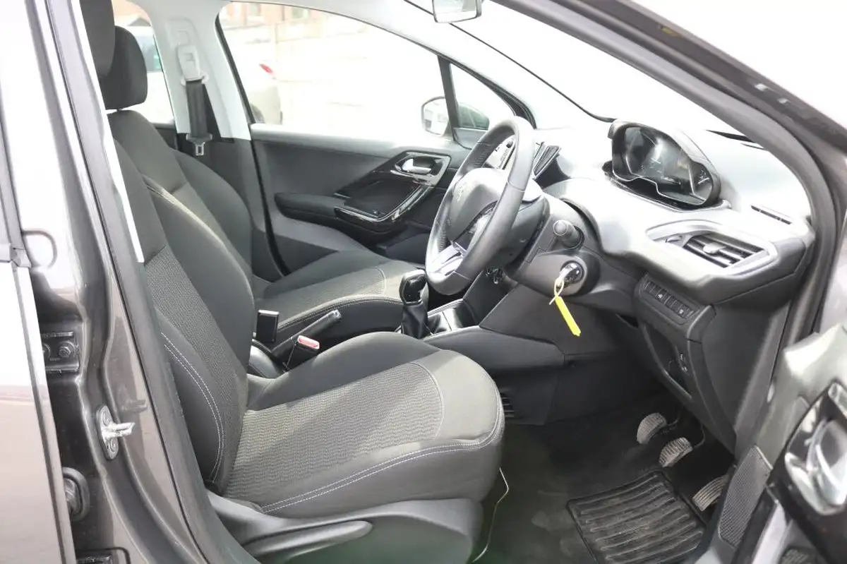 2019-peugeot-208-12-puretech-active-82bhp-ss-big-21