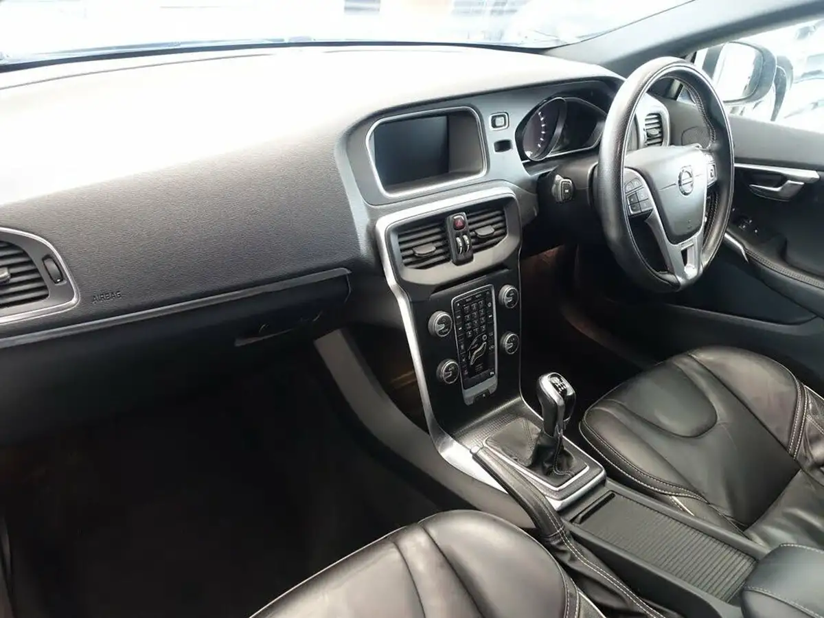 2019-volvo-v40-20-t2-r-design-edition-big-9