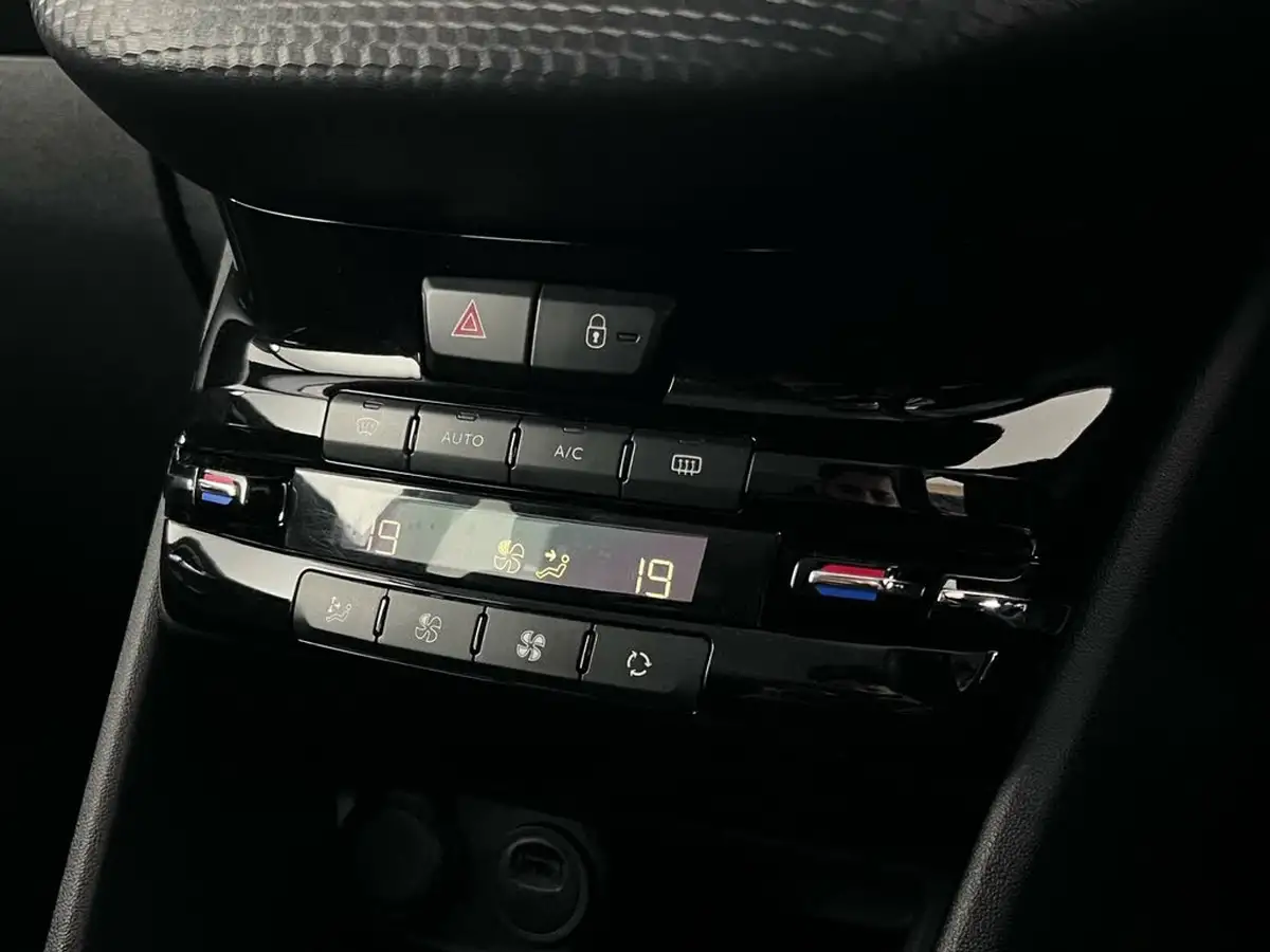 2019-peugeot-208-12-puretech-tech-edition-82bhp-big-30