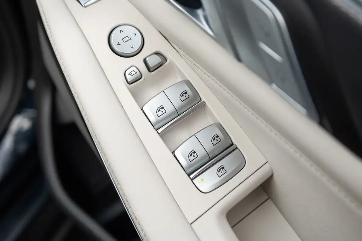 2020-bmw-x7-30td-m50d-big-16