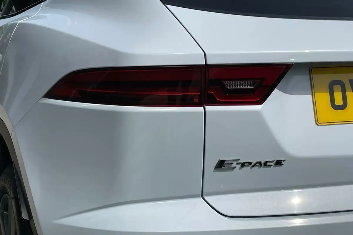 2019-jaguar-e-pace-20-i4d-chequered-flag-150ps-big-23
