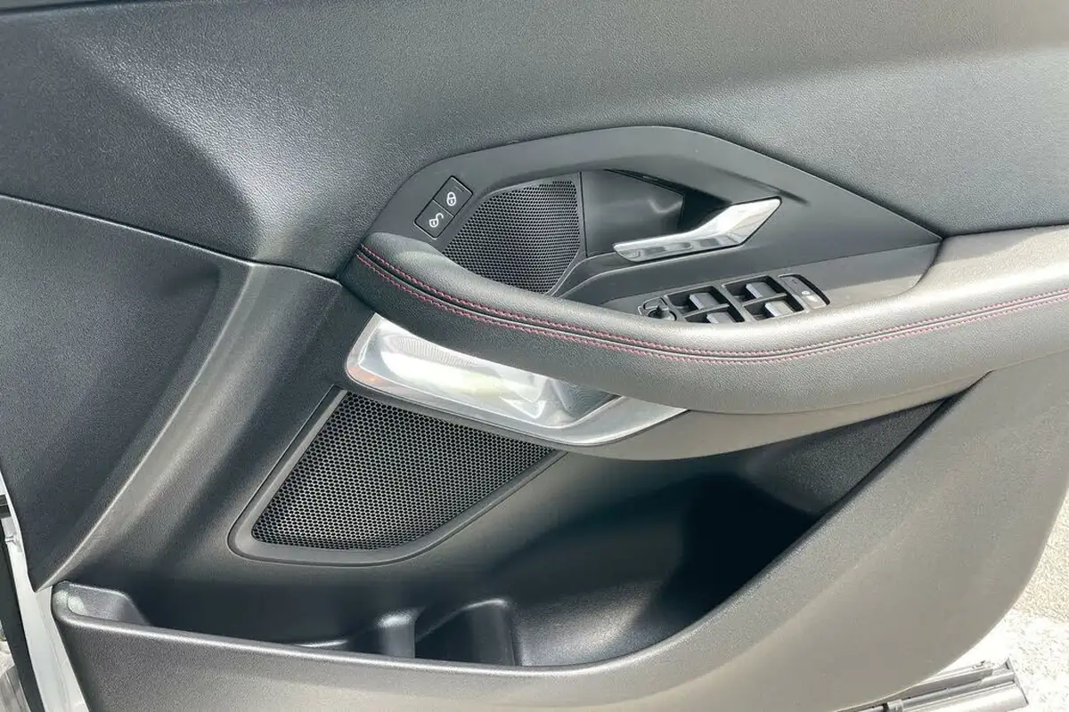2019-jaguar-e-pace-20-i4d-chequered-flag-150ps-big-44