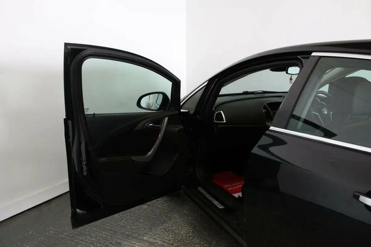 2012-vauxhall-astra-20td-elite-16v-165ps-ecoflex-ss-big-26