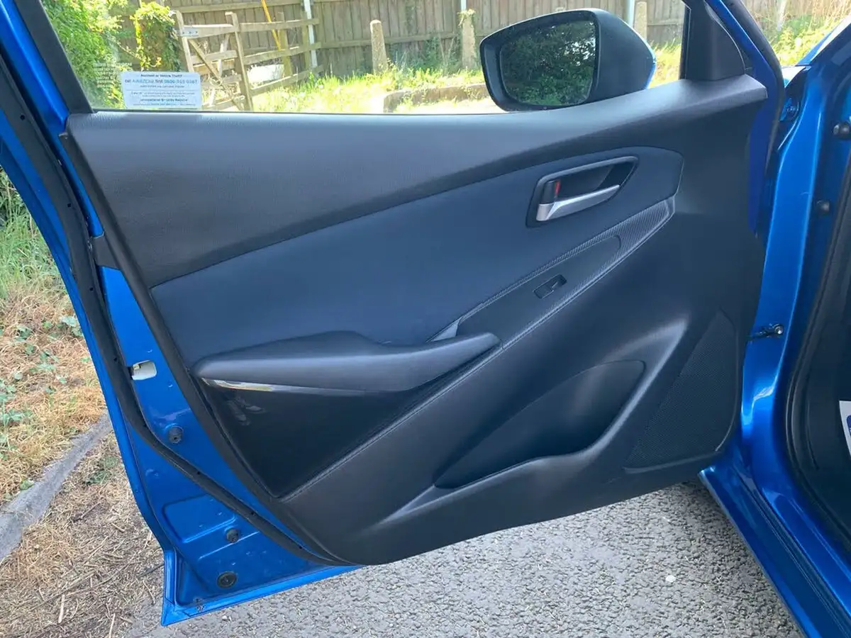 2015-mazda-mazda2-15-se-l-90ps-big-22