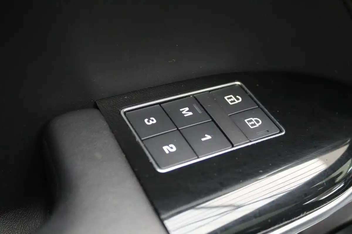 2021-land-rover-range-rover-sport-30-d300-hse-dynamic-black-big-24