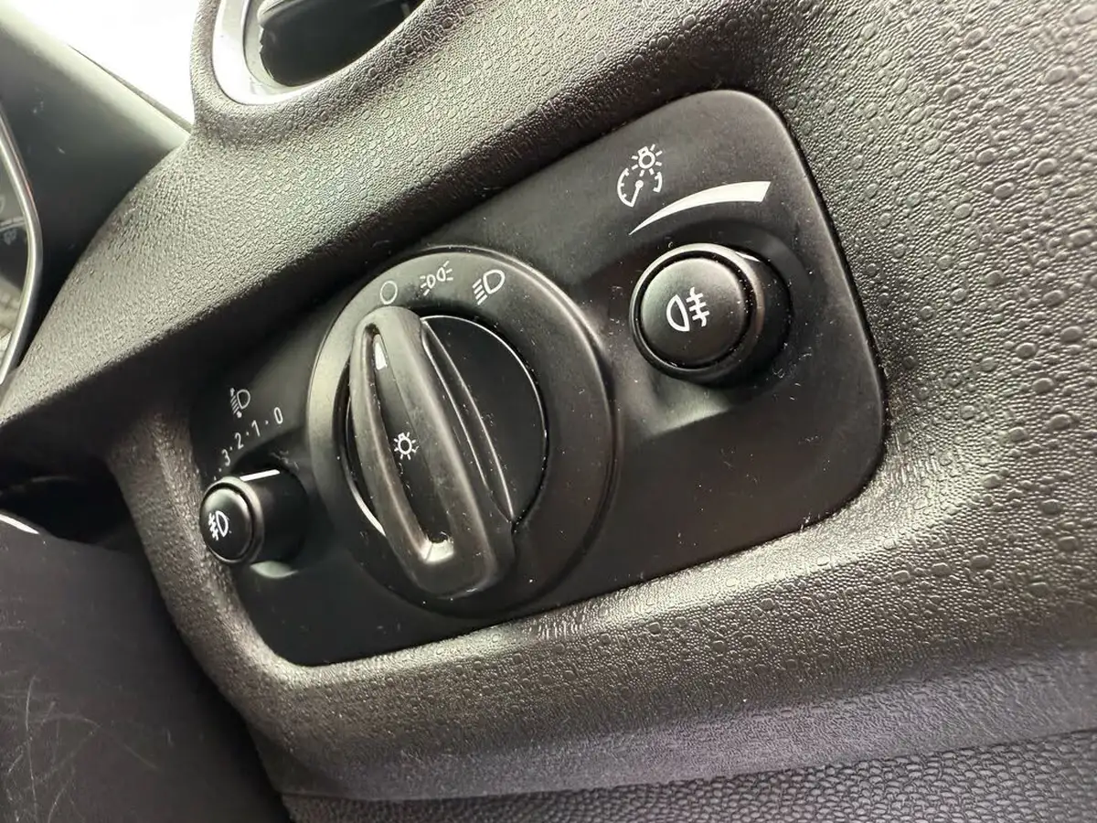2017-ford-fiesta-125-zetec-3d-big-10