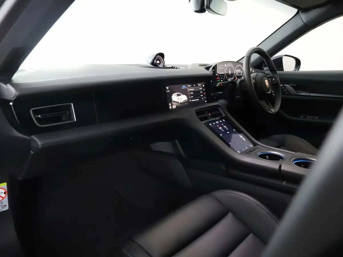 2025-porsche-taycan-e-4-cross-turismo-435ps-big-2