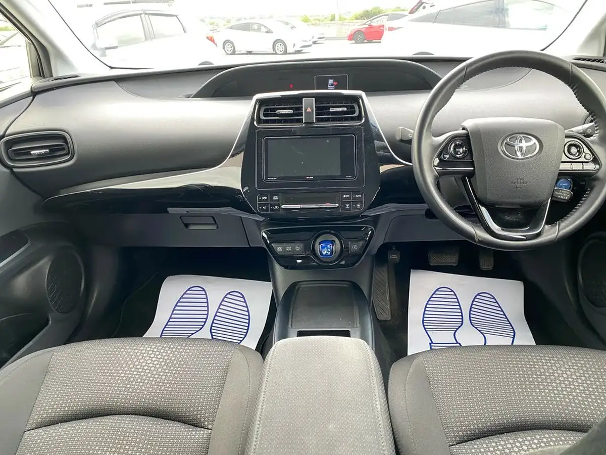 2019-toyota-prius-big-30