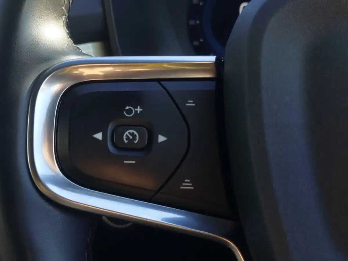 2023-volvo-xc40-20-b3-core-big-16