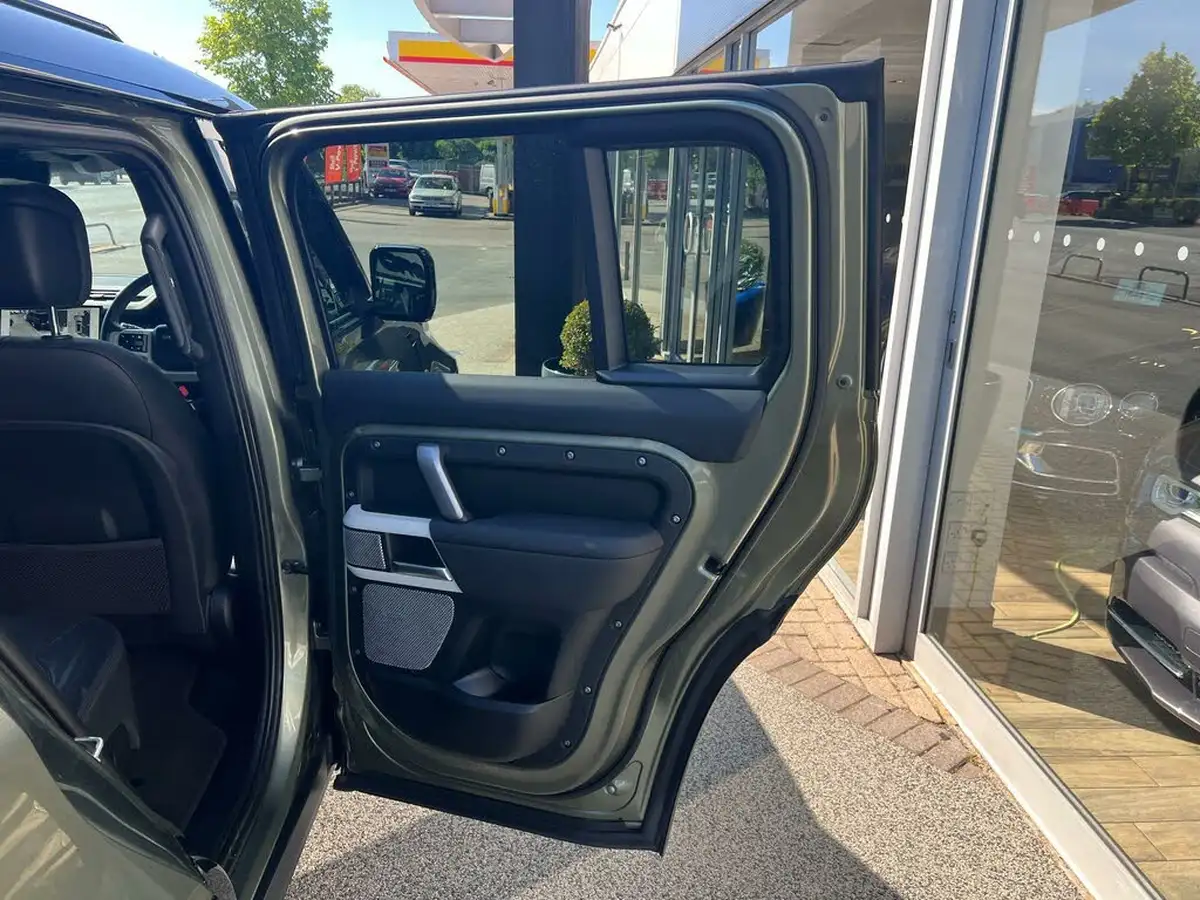 2023-land-rover-130-defender-30-p300-x-dynamic-hse-big-59