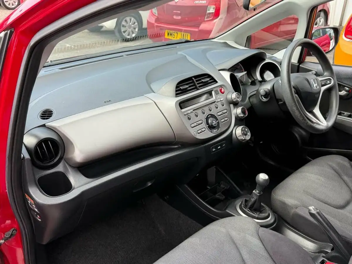2010-honda-jazz-14-es-t-big-22