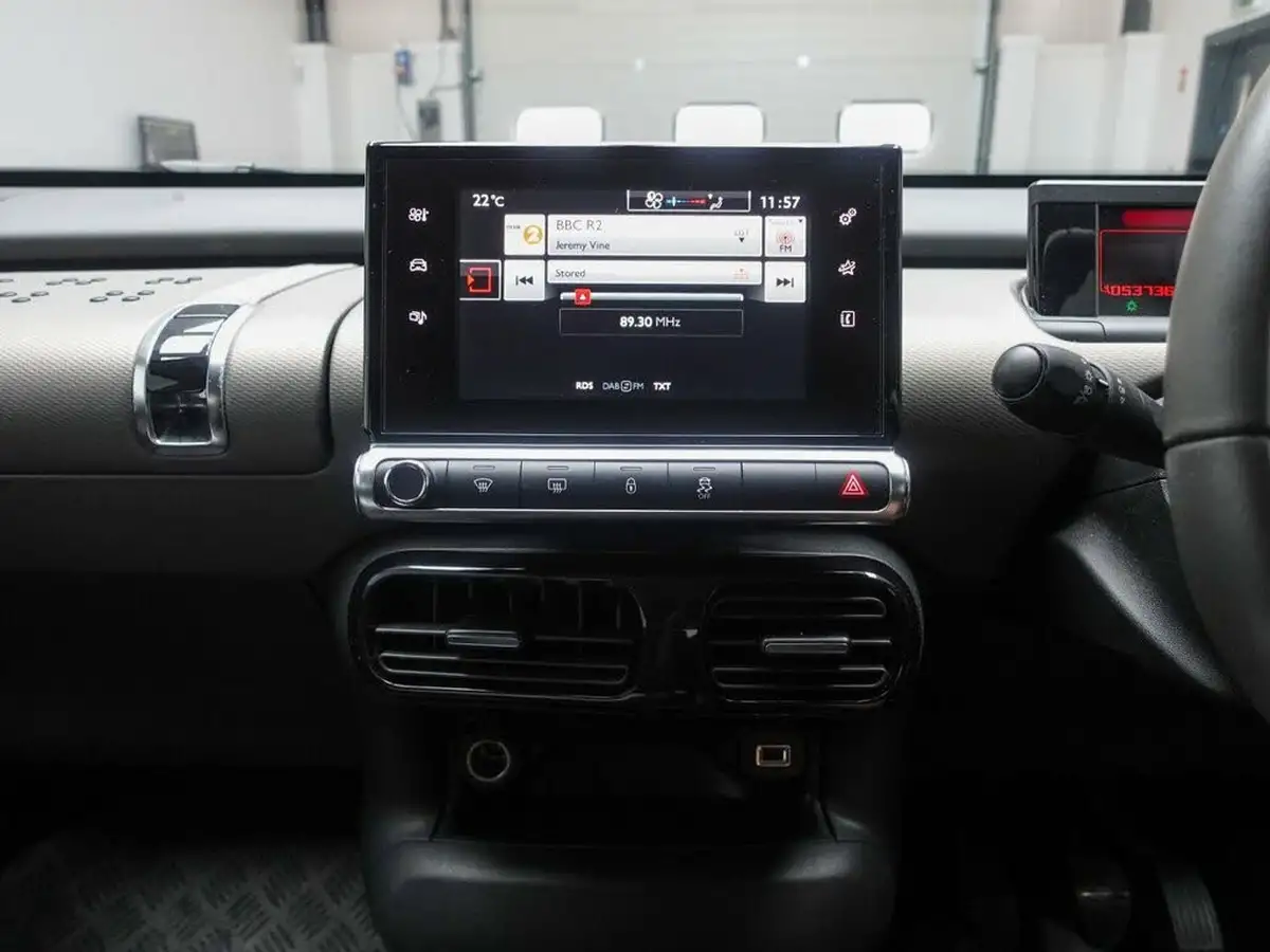 2015-citroen-c4-cactus-16bluehdi-feel-big-20