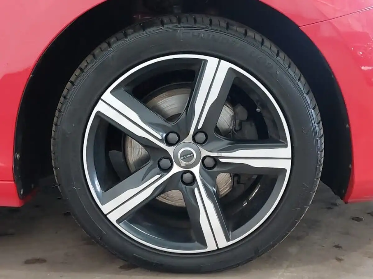 2019-volvo-v40-20-t2-r-design-edition-big-11