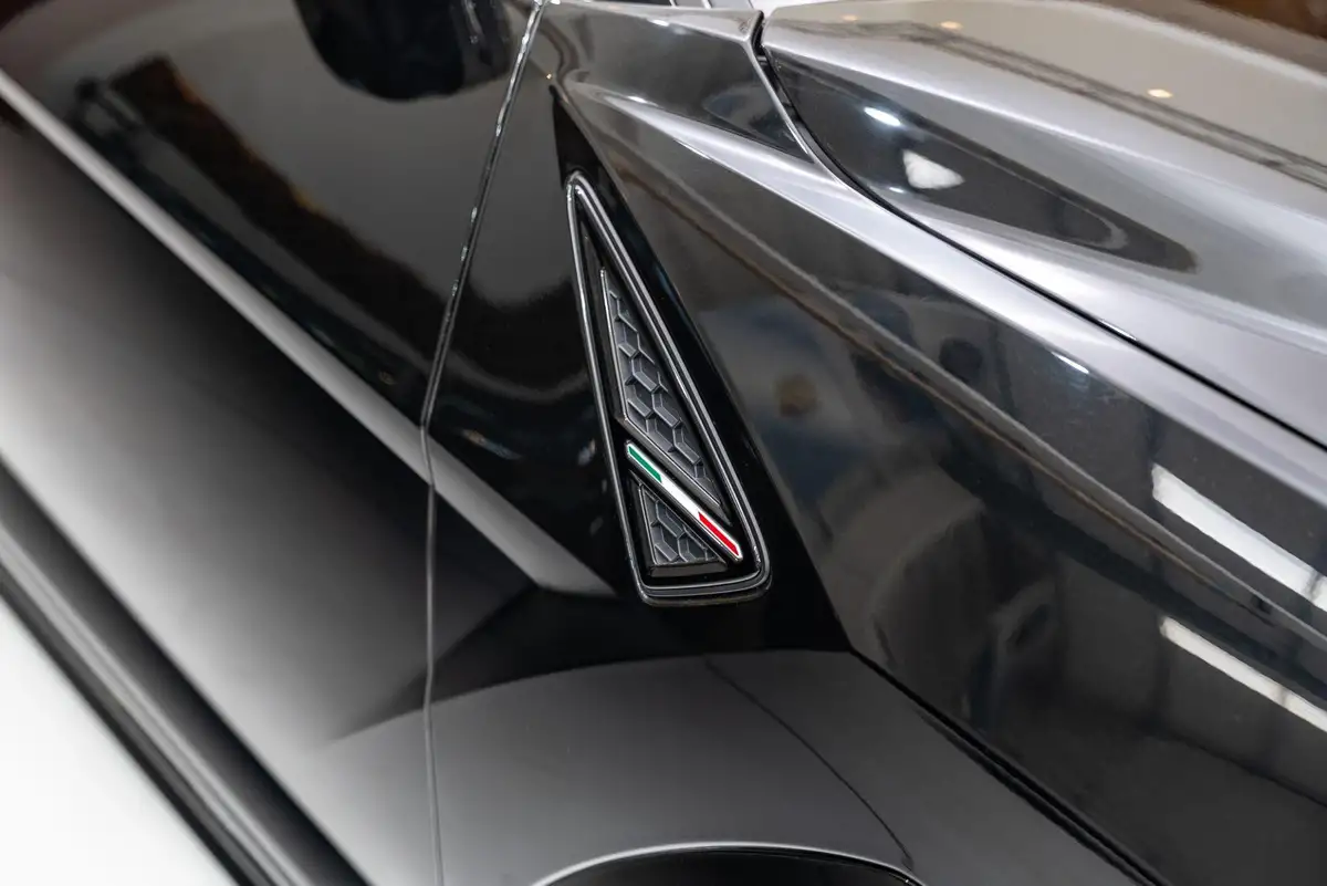 2022-lamborghini-urus-40-no-trim-big-27