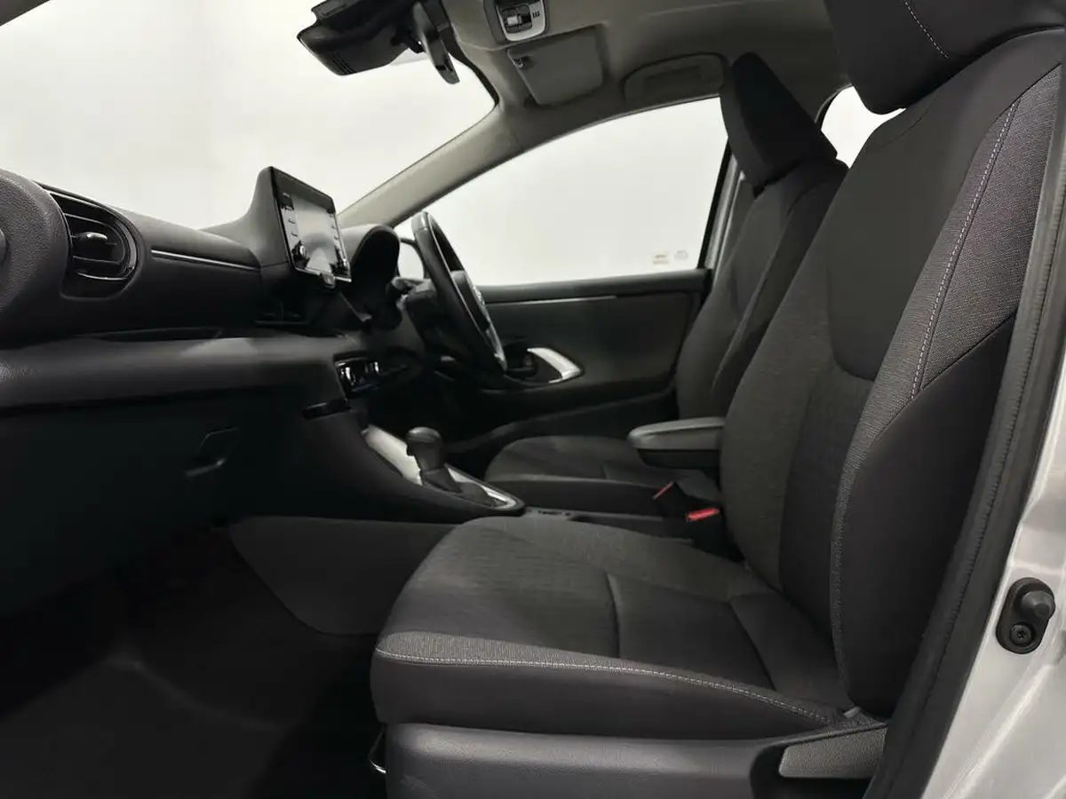 2021-toyota-yaris-15-vvt-i-icon-114bhp-hybrid-1490cc-e-cvt-big-30