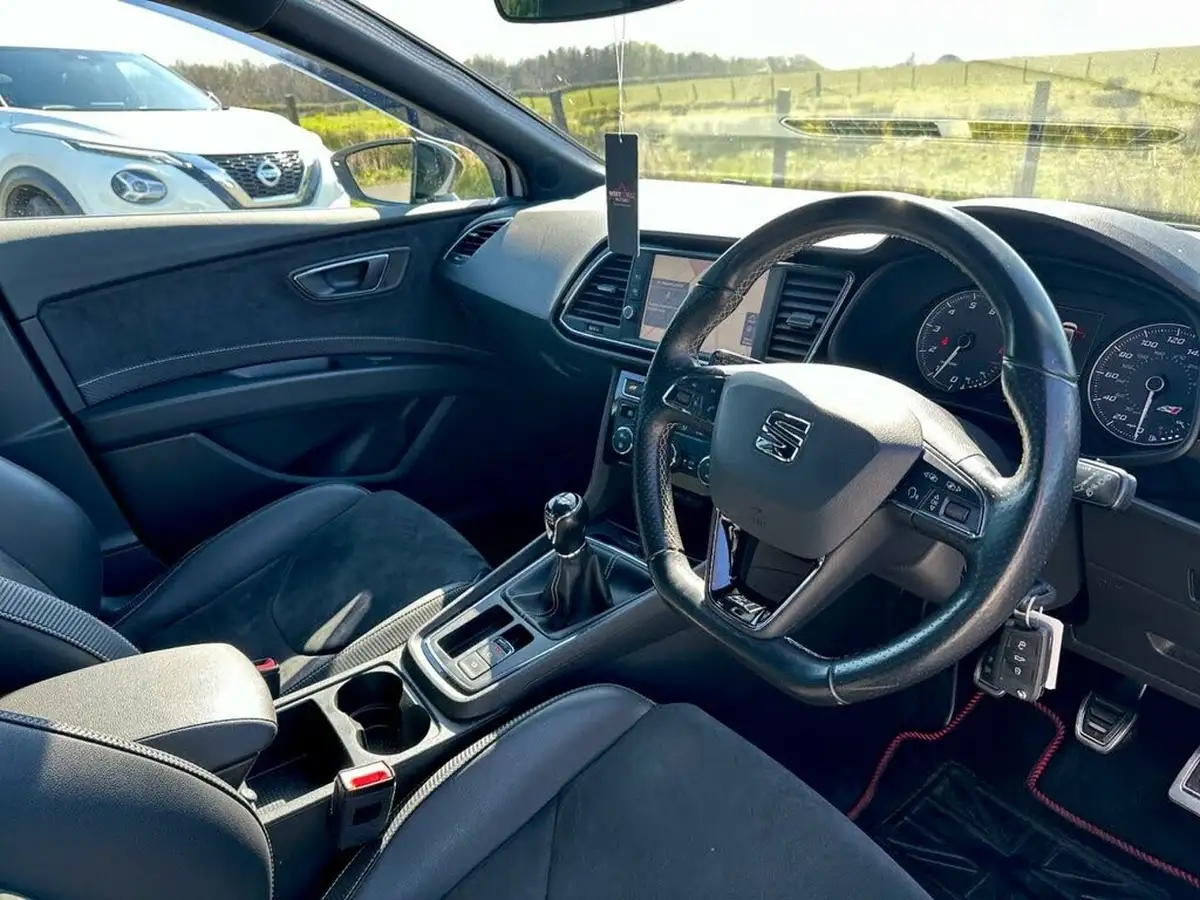 2017-seat-leon-20-tsi-cupra-300-hatchback-5d-big-22
