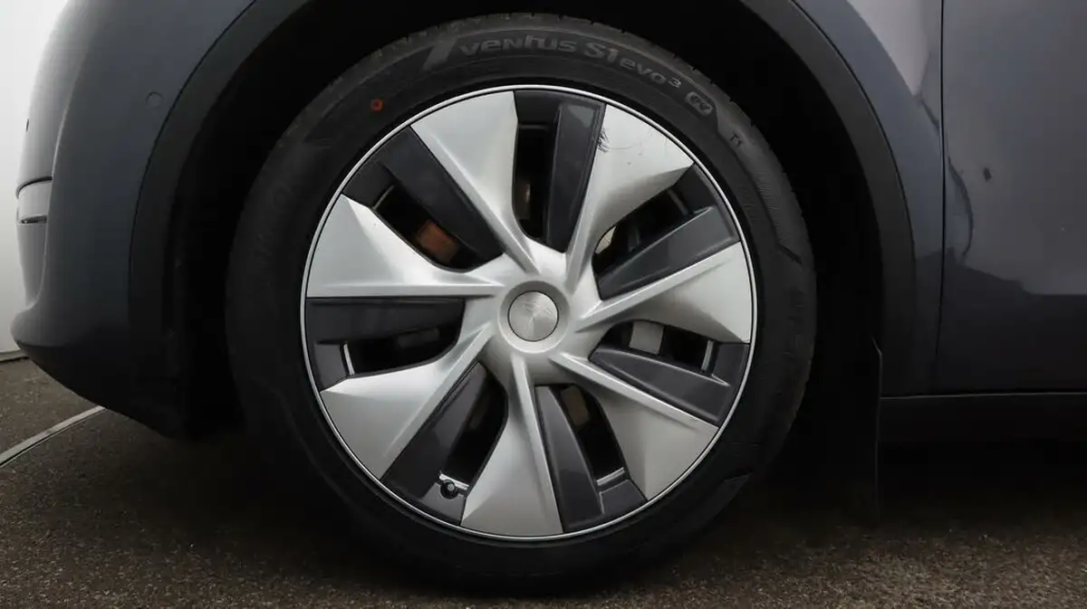 2022-tesla-model-y-e-long-range-big-18