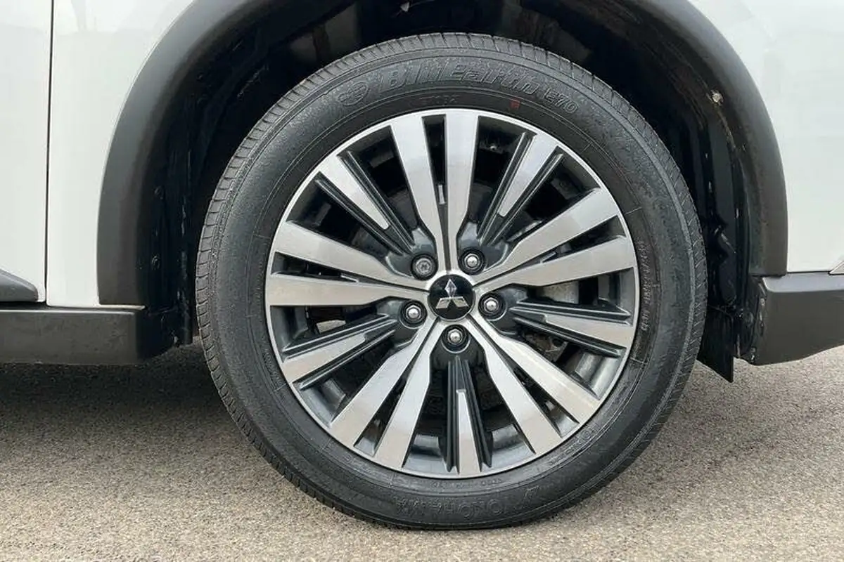 2020-mitsubishi-outlander-20-exceed-big-7