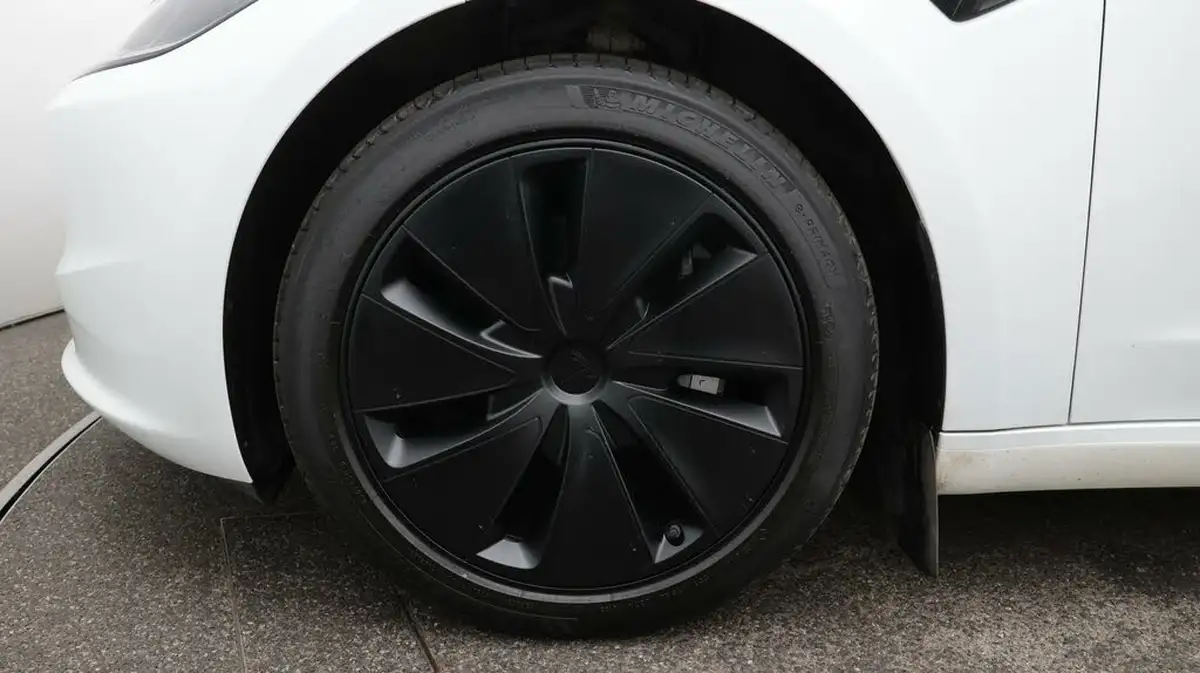 2024-tesla-model-3-e-rwd-big-18