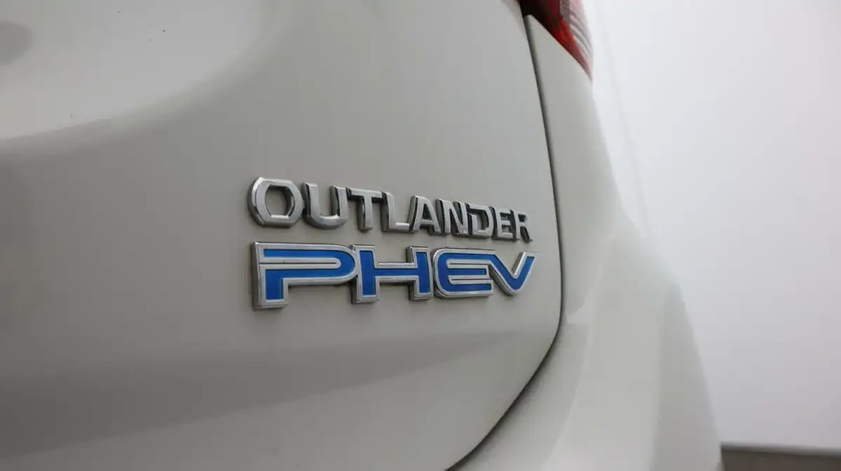 2018-mitsubishi-outlander-24-4h-phev-big-24