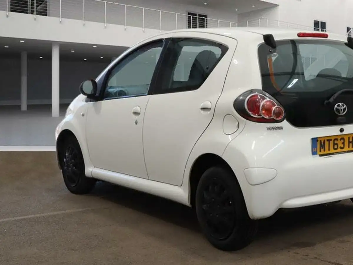 2013-toyota-aygo-10-move-5d-mm-big-2