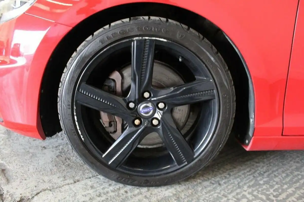 2013-volvo-v40-20td-d3-r-design-big-44