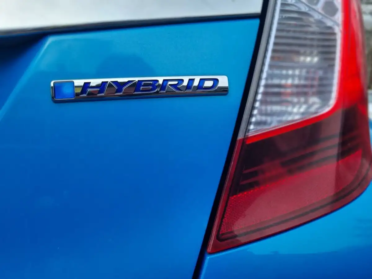 2014-honda-fit-hybrid-big-73