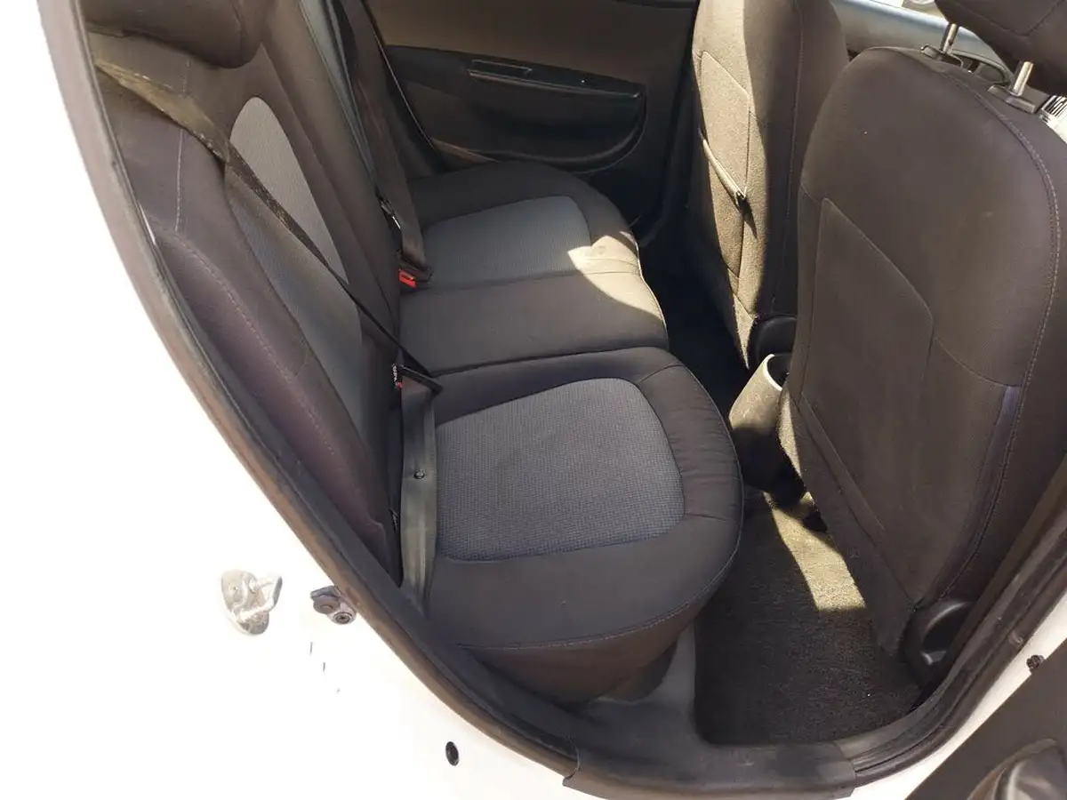 2014-hyundai-i20-12-active-5d-big-14