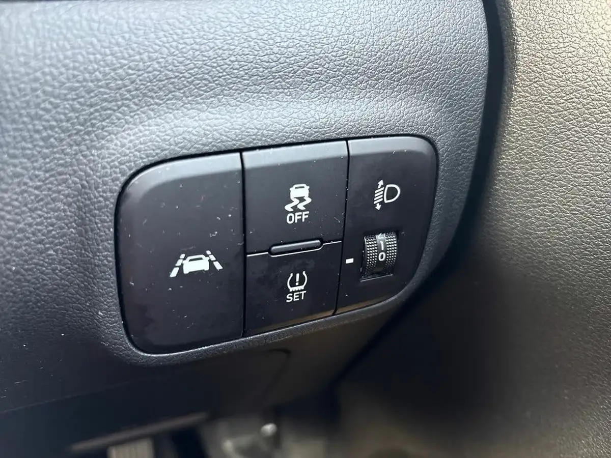 2022-hyundai-i10-12-premium-auto-big-35