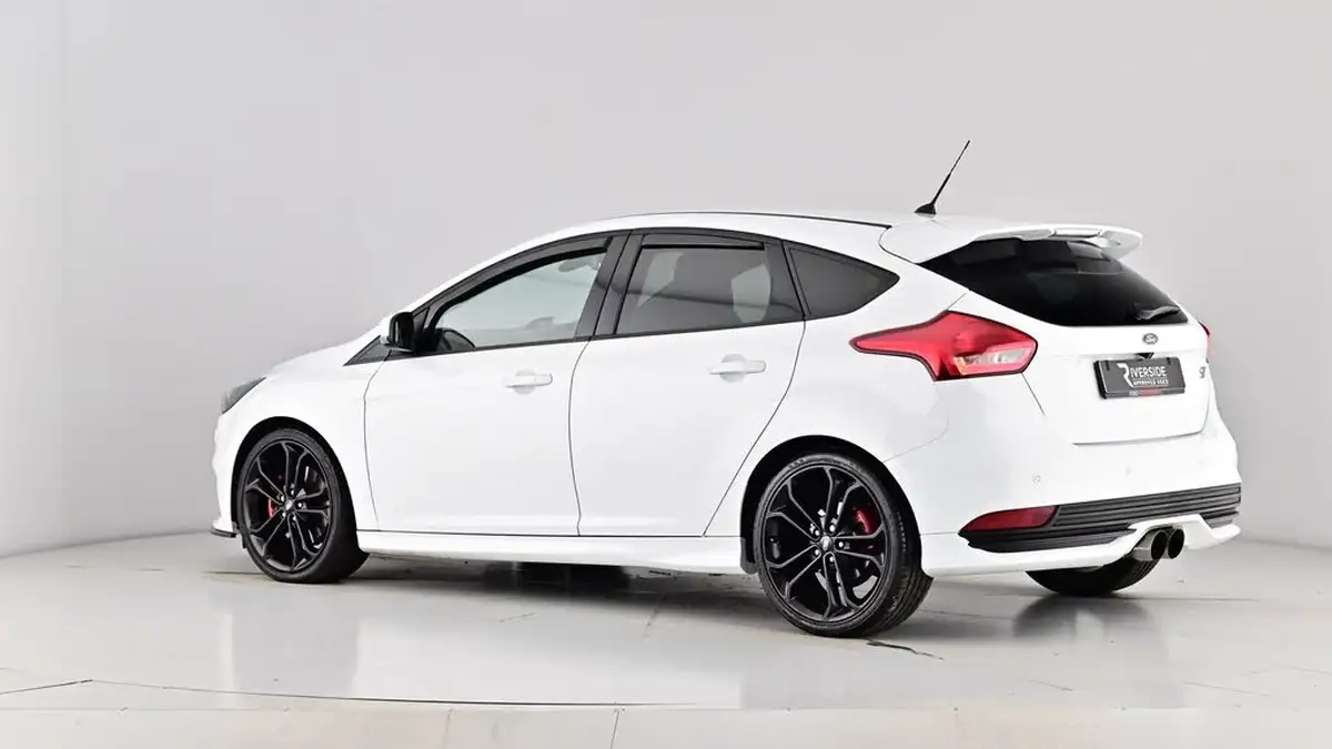 2015-ford-focus-20t-st3-hatchback-big-66