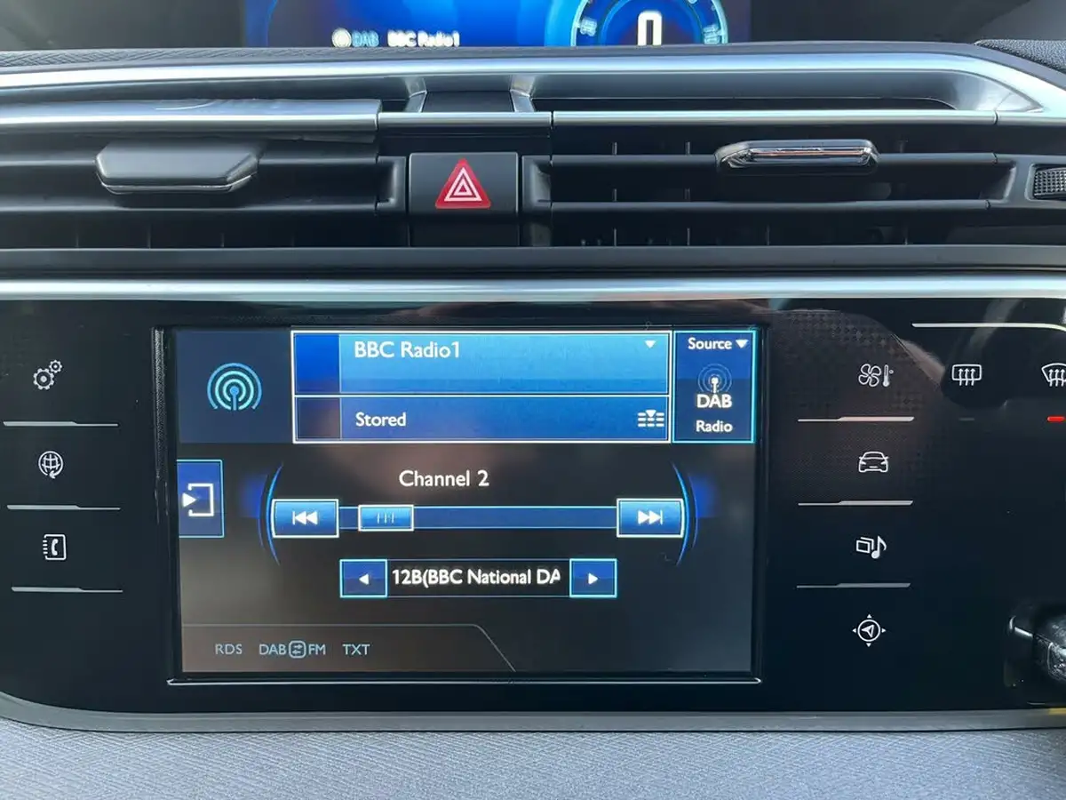 2015-citroen-grand-c4-picasso-16bluehdi-exclusive-eat6-big-16